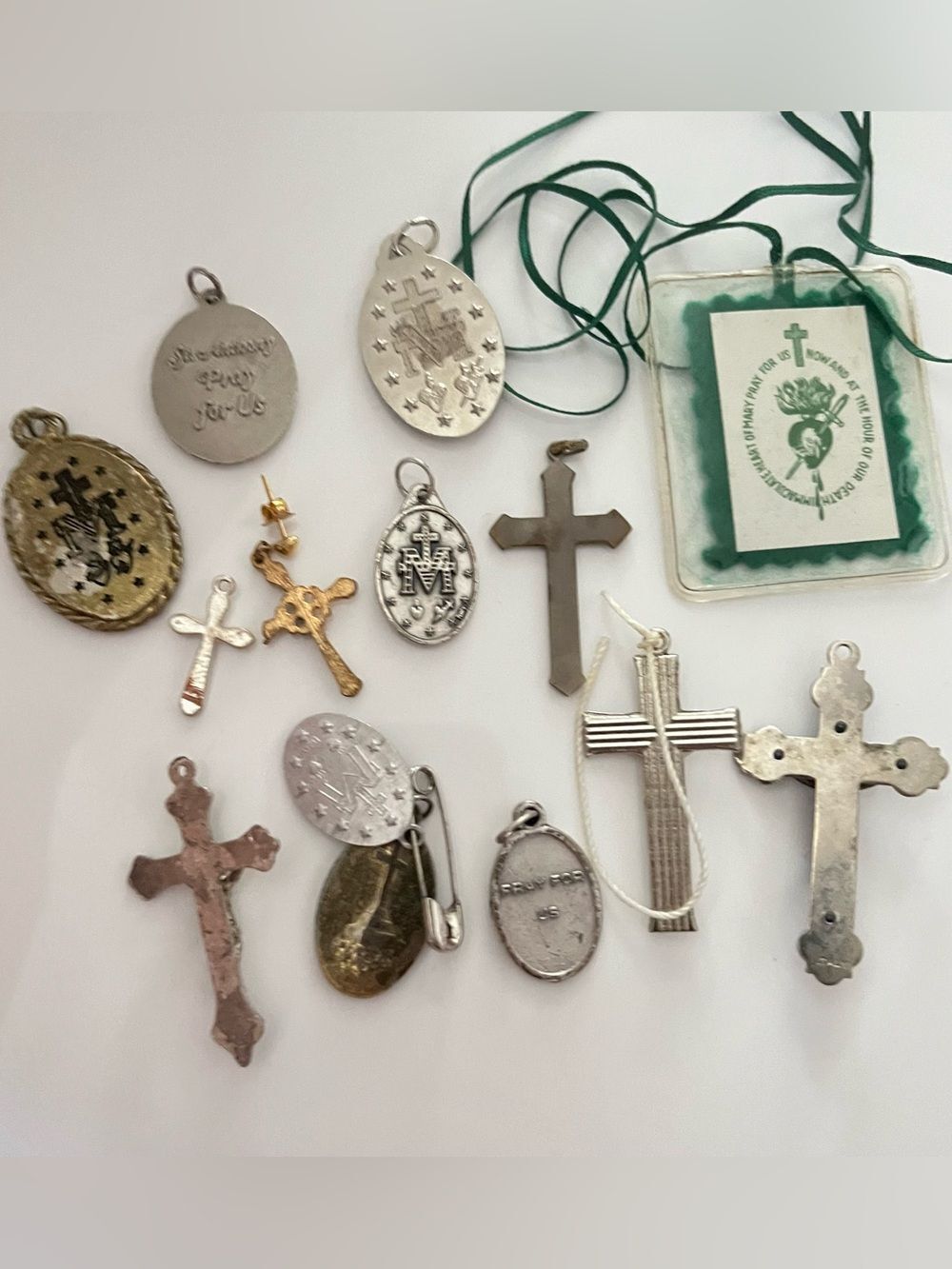 Vintage Catholic Religious Medals Saints Crucifix Jewelry Lot - Picture 6 of 6